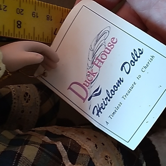 Duck House Porcelain collectable doll with bear - Picture 5 of 5